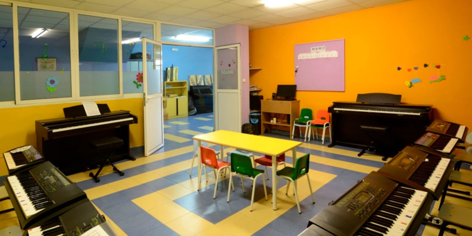 galeria-aulas10-tecnologia-musical-steinberg-cubase-nuendo-waves-audio-mayeusis-composición-canto-piano-jazz-vigo-conservatorio-mayeusis-superior-galicia-formacion